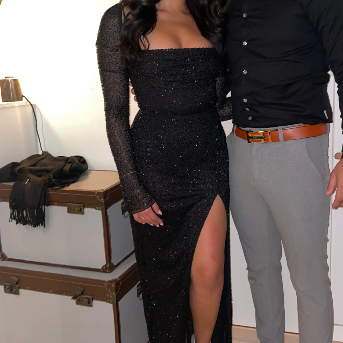 Svart glittrig långklänning med slits - 92