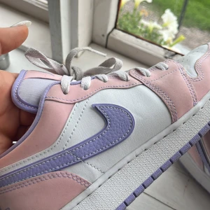 Air Jordan 1 Low ”Arctic punch” - Säljer mina låga jordans som jag nästan aldrig använt. Bra skick och nästan inga effekter alls. Rengörs innan jag skickar iväg dem