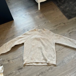 Stickad tröja🤍 - Stickad tröja från lager 157👏  Använd 1/2 gånger, säljs pga stoleken Tvättas innan🫧