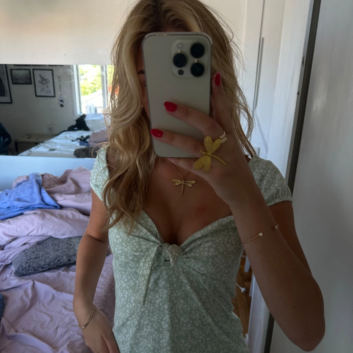 Ljusgrön blommig klänning med knyt - 90