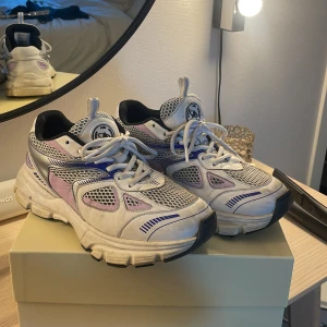 Axel arigato  - Axel arigato marathon runner sneakers i använt skick, men fortfarande väldigt fina! Köpta i deras butik i Stockholm. Nypris 3100kr 🥰