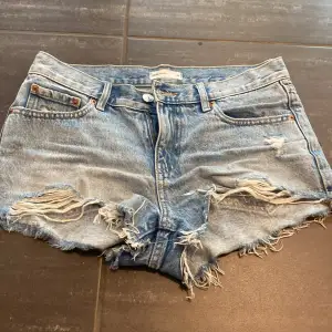 Säljer ett par snygga blå lågmidjade jeansshorts med slitningar. De är i storlek 34 som motsvarar xs och S och är ifrån Gina Tricot. Superbra skick!!💞💗