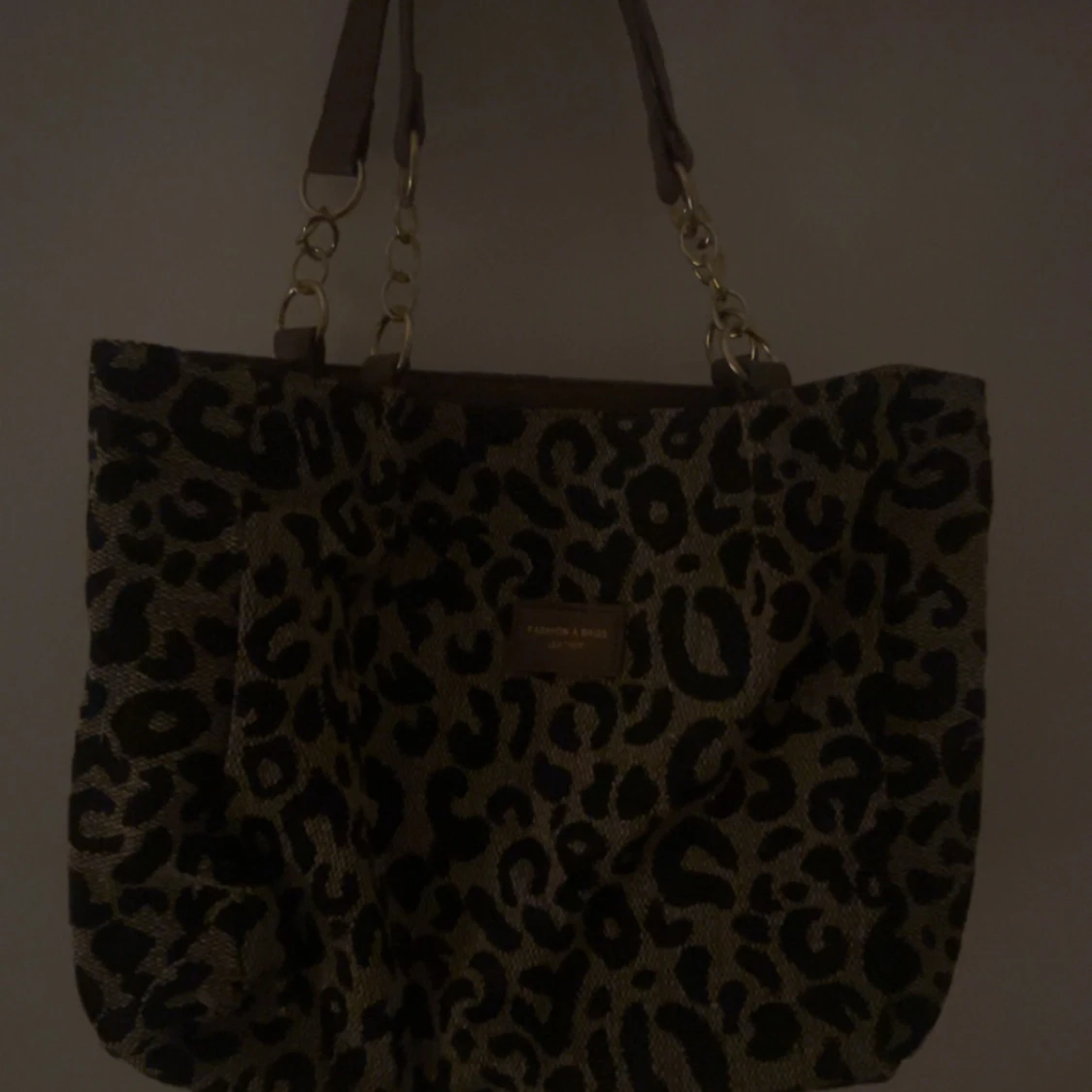 Leopardmönstrad shoppingväska med kedjedetaljer - 91