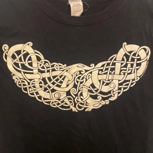 Topp - Superfin top köpt för ett par år sedan. Sitter väldigt fint och tight! Så fint tryck med järnålders-ornament.