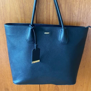 Svart axelväska  - I fint skick!