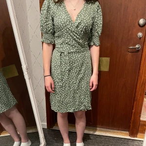 Omlottklänning - Omlottklänning från pieces. Lappen kvar. Grön.