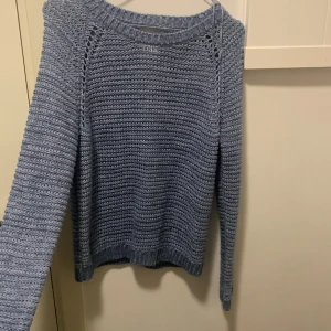 Stickad tröja  - Jätte fin stickad tröja! Jätte fin blå färg, som går att styla till allt möjligt, sköljer den då har ingen användning av den! 