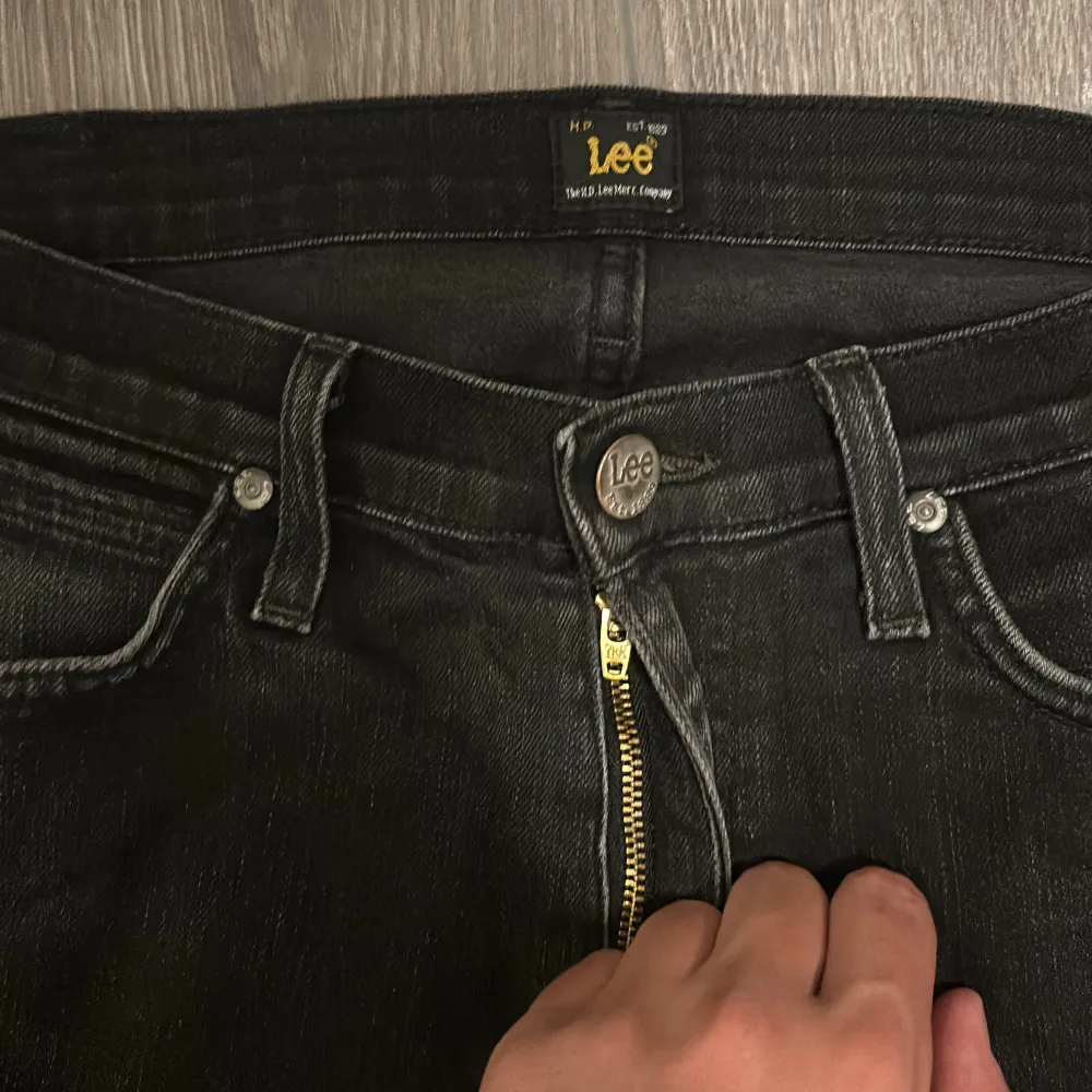 Säljer ett par svarta jeans från Lee i modellen LUKE. De är i bra skick och har en dragkedja och knapp framtill. Jeansen har en klassisk femficksdesign och är tillverkade i ett slitstarkt material. Perfekta för både vardag och fest! Dm för fler funderingar.. Jeans & Byxor.