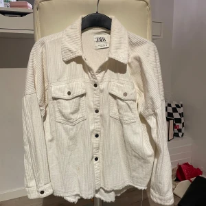 Zara kavaj  - En väldigt söt vit kavaj med ribbad mönstring, storlek xs. Använd några gånger men har bra skick:) snygg och stajla till ett par svarta jeans kanske?:) 