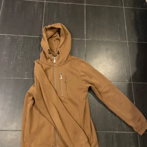 Sail racing - Helt ny, brun sailracing i strl 160 men går att använda om man har lite större! Pris går såklart att diskutera!