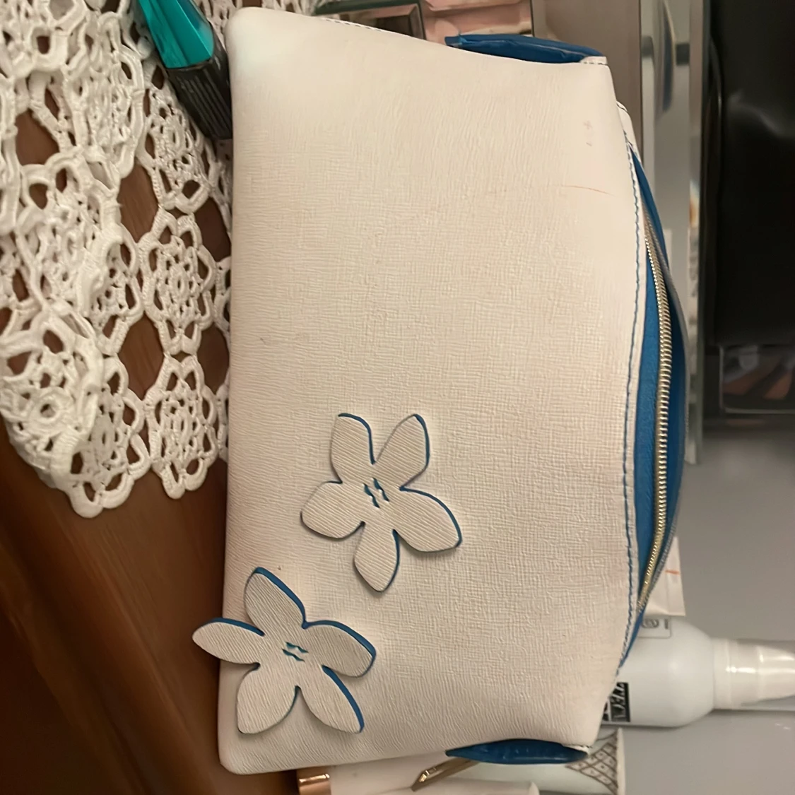 Vit och blå necessär från Estée Lauder