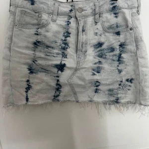 Jeans kjol - Säljer denna super fina jeanskjolen💕