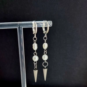 Handgjorda örhängen  - Handgjorda örhängen●Följ :@ekjewelryofficial🤲 ● 💎Material- 100% rostfritt stål  och pärlor ●Örhängeskrokar -Siver 925. Nickel fri. Längd -6cm. Vattentåliga, ändrar inte färgen! 