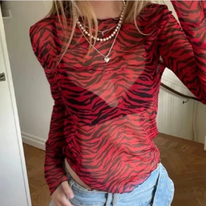 Röd och svart zebramönstrad tröja - Säljer en supercool röd och svart zebramönstrad tröja. Tröjan är köpt här på Plick men säljer vidare för den var söt stor❤️ Den är ifrån Zara och tröjan är i mesh material! 