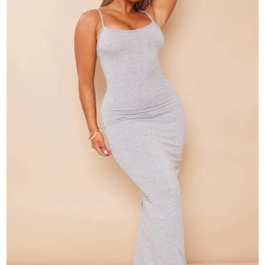 Klänning - Säljer denna snygga klänning från PLT i storlek XS. Säljer då den var för lång på mig som är 155 cm och därav aldrig använd. Kan skicka fler bilder för den som är intresserad. Mycket prisvärt pga frakt och tull som tillkom när jag beställde den!