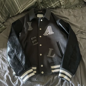 Axel arigato collagejacka  - Säljer min collagejacka få den blivit lite för liten, den kostar 4050 ny, knappt använd 