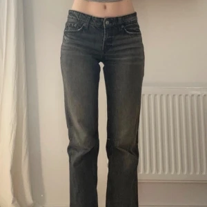 Zara byxor - Låg midjade jeans från ZARA i storlek 34. Jag är 168cm och byxorna går ner lite över fötterna. Endast använd ett fåtal gånger, så i bra skick.