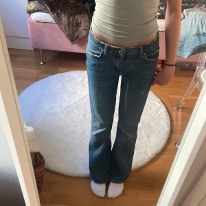 Perfect jeans gina tricot  - Ginatricot perfekt jeans, lowwaisted, bootcut, använt några gånger, de är fortfarande i bra condition💕