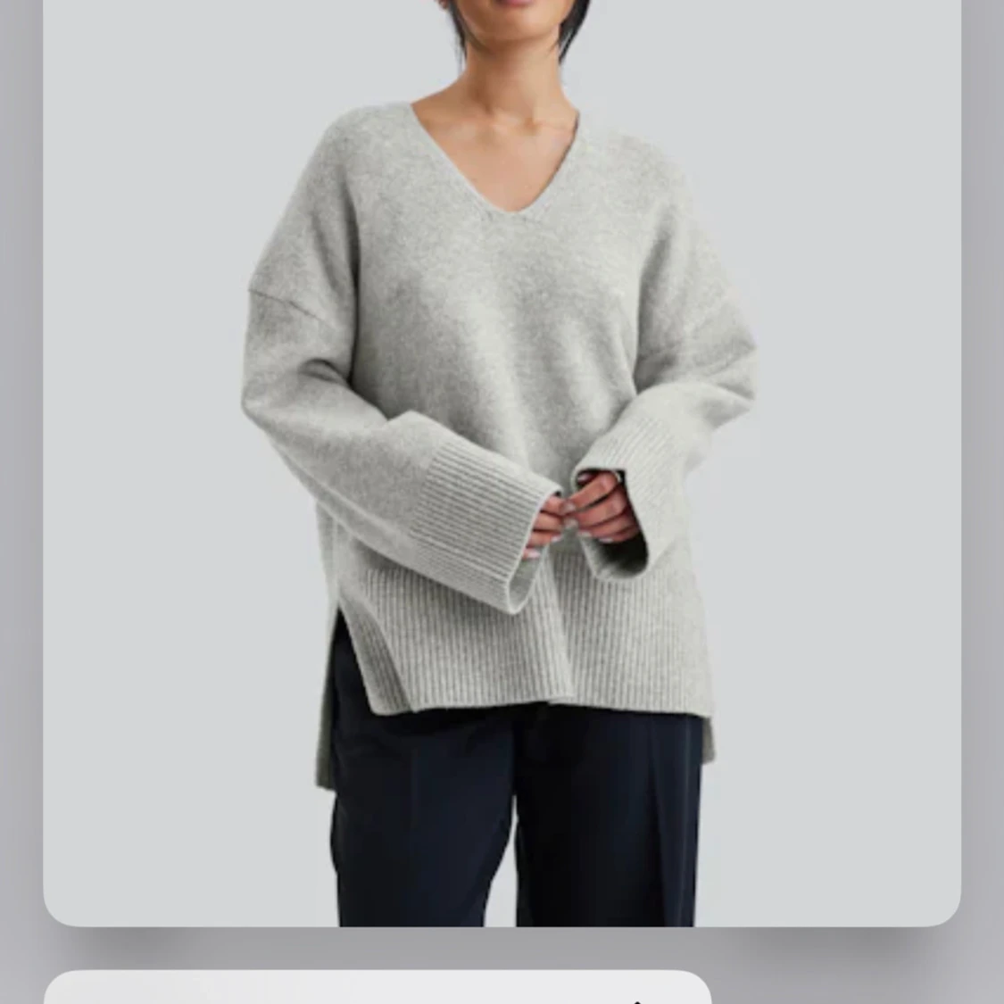 Grå stickad tröja med v-ringning