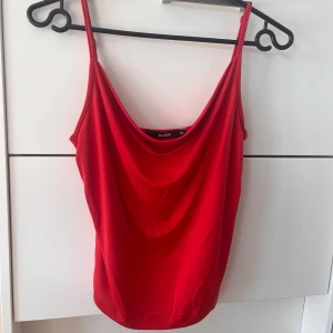 Rött linne  - Likadant finns i svart, st xs från Gina 