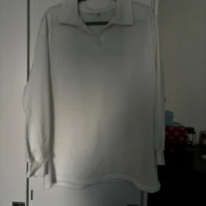Sweatshirt  - Sweatshirt med krage. Materialet är tjockt men inte för varmt