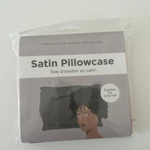 Satin kuddfodral  - Säljs då de passade ej mina kuddar, båda är helt nya, bara en öppnades för att testas, säljer båda för 100 eller en för 60