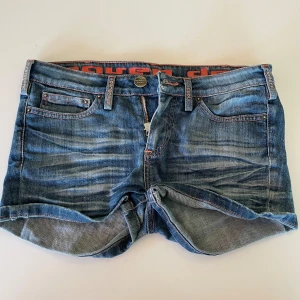 Lågmidjade jeans shorts - Lågmidjade jeans shorts med märket heaven devil. Säljer då de inte passar mig så bra, de är i gott skick. Midjemått tvärs över: 41 cm