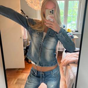 Så cool jeansjacka med luva & dragkedja!! Står att det är strl M, men skulle mer säga S. 250kr💖💖