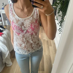 Spetslinne - Linne i spets med rosetter bak💕 så gulligt men kommer inte till användning!
