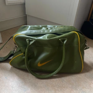 Nike duffle bag - En fin vintage nike duffle bag från 90-talet.  100% polyvinyl  Pris går att diskuteras