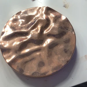 Splendour Ultra Glow Highlighter från Revolution Glow - Säljer en superfin Splendour Ultra Glow Highlighter från Revolution Glow. Den har en lyxig, vågig förpackning i roséguld och själva highlightern har en vacker solstråle-design. Perfekt för att ge ansiktet en strålande och glödande finish. Den är nästan oanvänd och i toppskick!använder oftas som Blush hihgligter