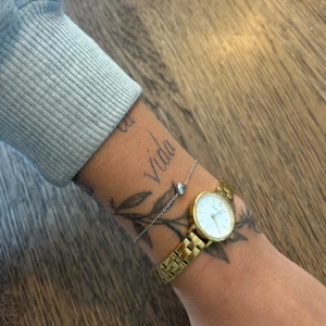 Bering guldklocka - Säljer en snygg guldfärgad klocka med vit urtavla, Perfekt för både vardag och fest💕nyligen köpt för 1699💕