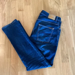 Nudie jeans - Säljer nu mina nudie jeans i 8/10 skick. De är storlek 32/32, modellen är Grim Tim alltså slim fit, och färgen är ink navy. Ställ gärna frågor om ni undrar något!