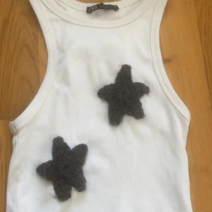 Magtröja med stjärnor  - Cool magtröja med egna påsydda stjärnor köpa hör på Plick men som ej kommit till användning!