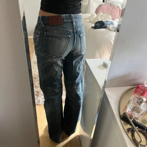 Lågmidjade jeans  - Lågmidjade och raka jeans med slitning