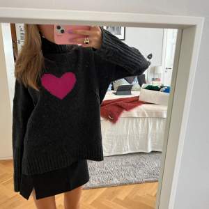 Underbar polotröja i Kashmir från Zadig & Voltaire i strl xs. Den är köpt i vintras på Zadig butiken i Stockholm🩷Köpt för ca 5000kr, i nyskick🫶🏻 Perfekt till hösten och vintern😍 jag får alltid såå mycket komplimanger för den här tröjan🙌🏻⭐️ dreaaamy😍💖