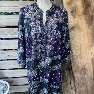 Vacker tunika från indiska - Jätte vacker tunika med fin utsmyckning. Saknas tyvärr några pärlor/paljetter på baksidan av ena ärmen och ena sidan upptill (se bilder) dock inte iögonfallande när man har den på sig. FÖ mycket fint skick. Stl M i bomull.