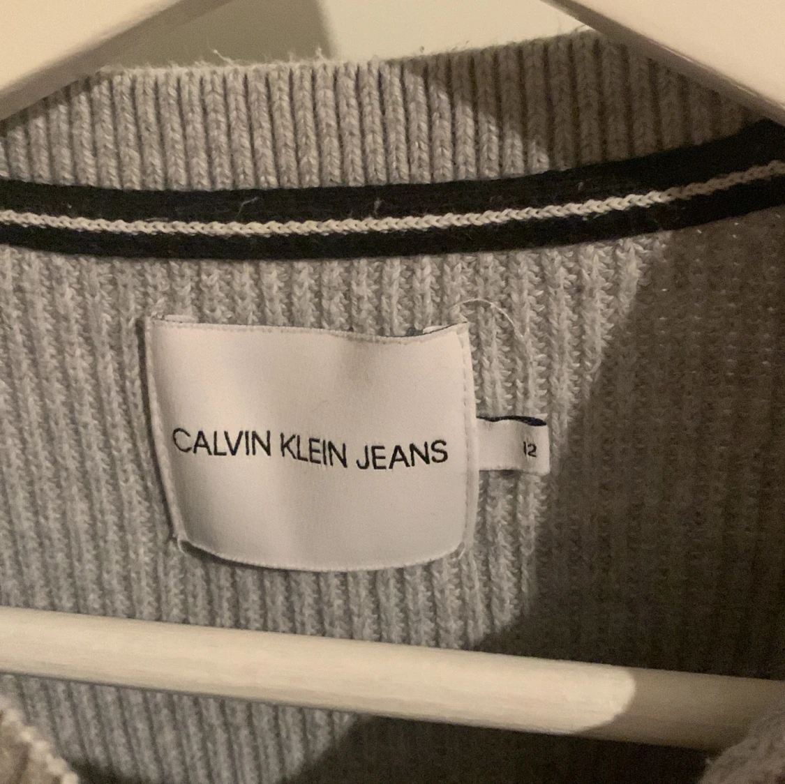 Grå stickad tröja från Calvin Klein - 91