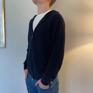 JOHN HENRIC KASHMIR HOODIE - John henric Kashmir hoodie som är väldigt sparsamt använd samt tvättad. Storlek L Väldigt gott använt skick Modellen är ca 185.