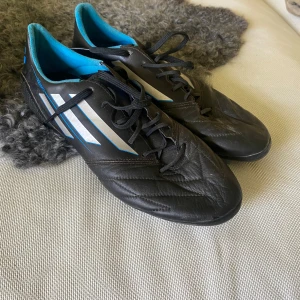 Fotbollsskor  - Adidas f50 fg  Läder i fram  Bra skick 
