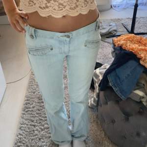 Ljus blåa lågmidjade bootcut jeans från MNG(mango) så så snygga o passar till allt💗💗