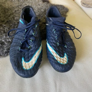 Fotbollsskor  - Nike hypervenom phantom lll Skruvdobb i bra skick  Lite skråma på hälen men inget som märks