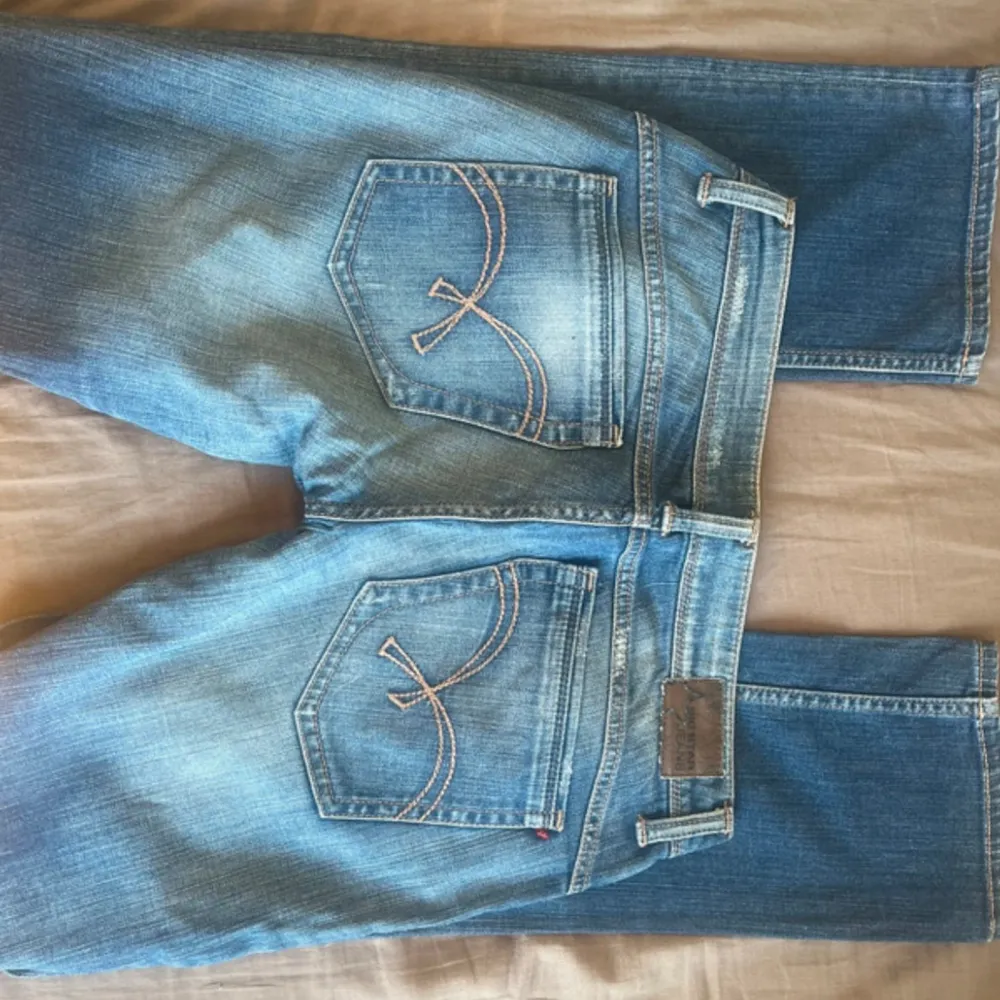 Supersnygga lågmidjade jeans med ursnygga fickor och andra detaljer. Säljer då dem är förstora för mig där av har jag inga bilder på. Var inte rädd att kontakta mig vid frågor. Midjemått: 39 cm Innerben: 81 cm  (Köp direkt för 499). Jeans & Byxor.