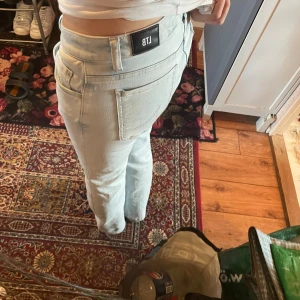 LTB jeans 🫶 - Jättesnygga och bekväma LTB jeans i modellen Roxy💕 lågmidjade bootcut jeans i en jättesöt ljusblå färg💘lite stora i storleken 