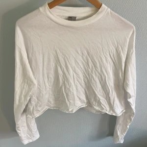 Långärmad tröja - Vit topp/tröja från asos, storlek 36. Knappt använd. Croppad modell