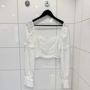 Topp - Topp i storlek S. Passade inte mig. Tröjan är oanvänd. Jättefin till sommaren. 