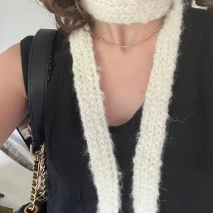 Skinny scarf - Säljer dennna skinny scarf av alpaca och merinoull som jag virkat själv. Superfin som accessoar till hösten! Hör av er vid frågor!💗