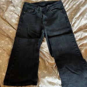 jeans  - svarta midwaist jeans från H&M, dom är i bra skick väldigt sköna. Jag säljer dom endast för jag tyvärr vuxit ur dom. Slitstarkt matrial!!