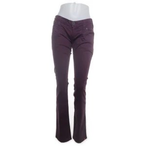 Vinröda Lågmidjade byxor  - Vinröda lpgmidjade utsvängda jeans från esprit