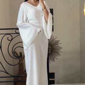 VIT KLÄNNING  - Säljer denna superfina och eleganta klänning. Den är använd endast en gång Kan skicka fler bilder vid intresse 